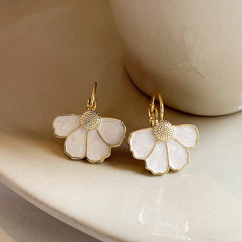 Flower earrings for women, light luxury, high-end feeling, 2024 new popular style, earrings, niche earrings, unique earrings