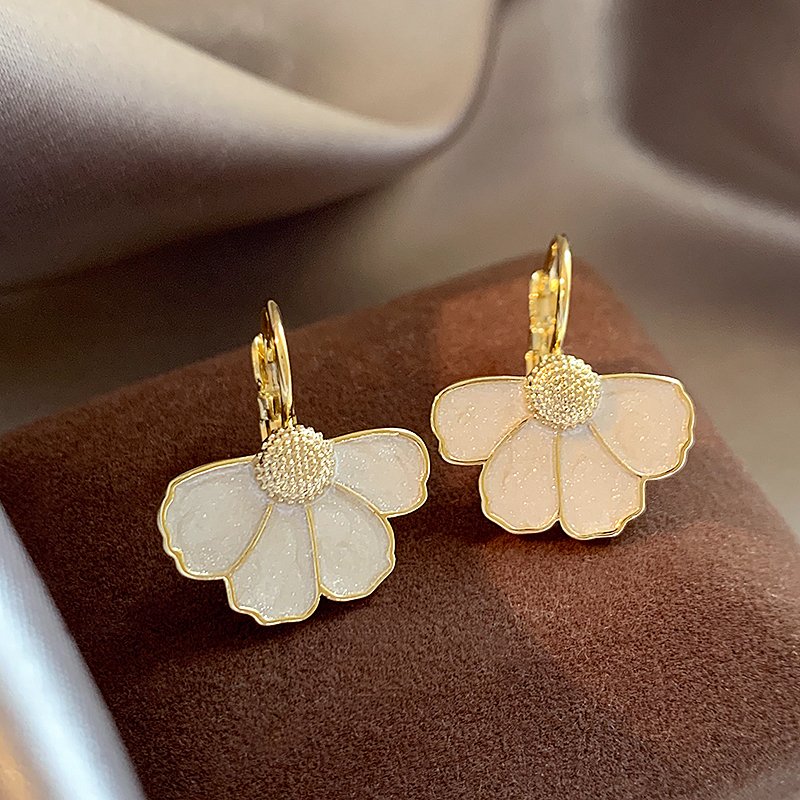 Flower earrings for women, light luxury, high-end feeling, 2024 new popular style, earrings, niche earrings, unique earrings