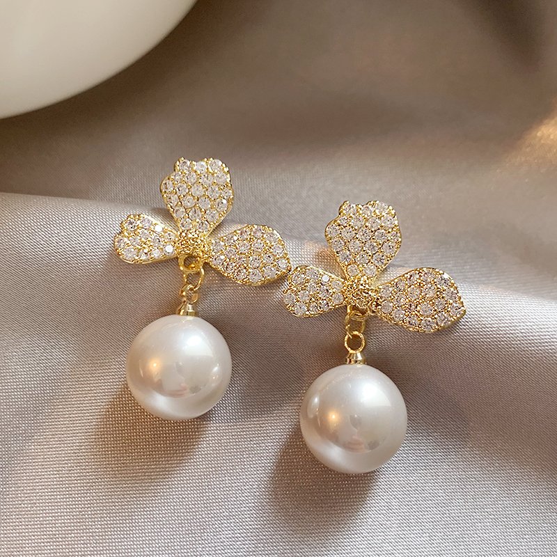 Flower pearl earrings for women, light luxury and high-end earrings, 2024 new popular summer earrings, niche and unique earrings