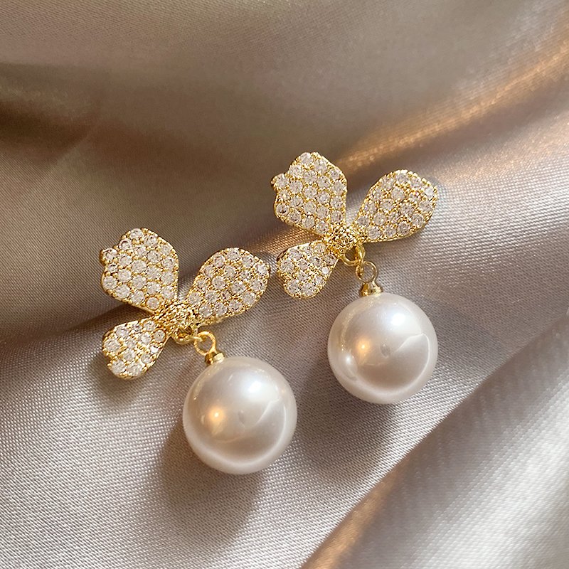 Flower pearl earrings for women, light luxury and high-end earrings, 2024 new popular summer earrings, niche and unique earrings