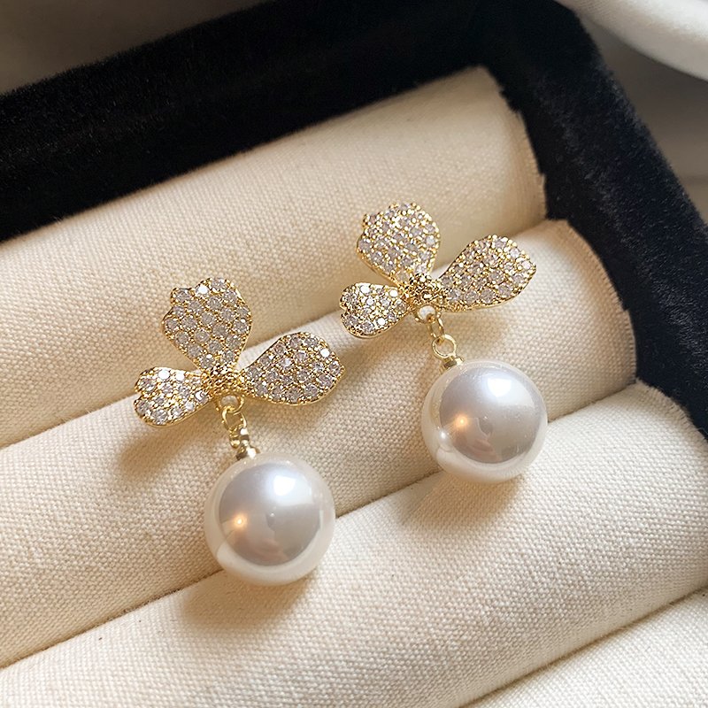 Flower pearl earrings for women, light luxury and high-end earrings, 2024 new popular summer earrings, niche and unique earrings