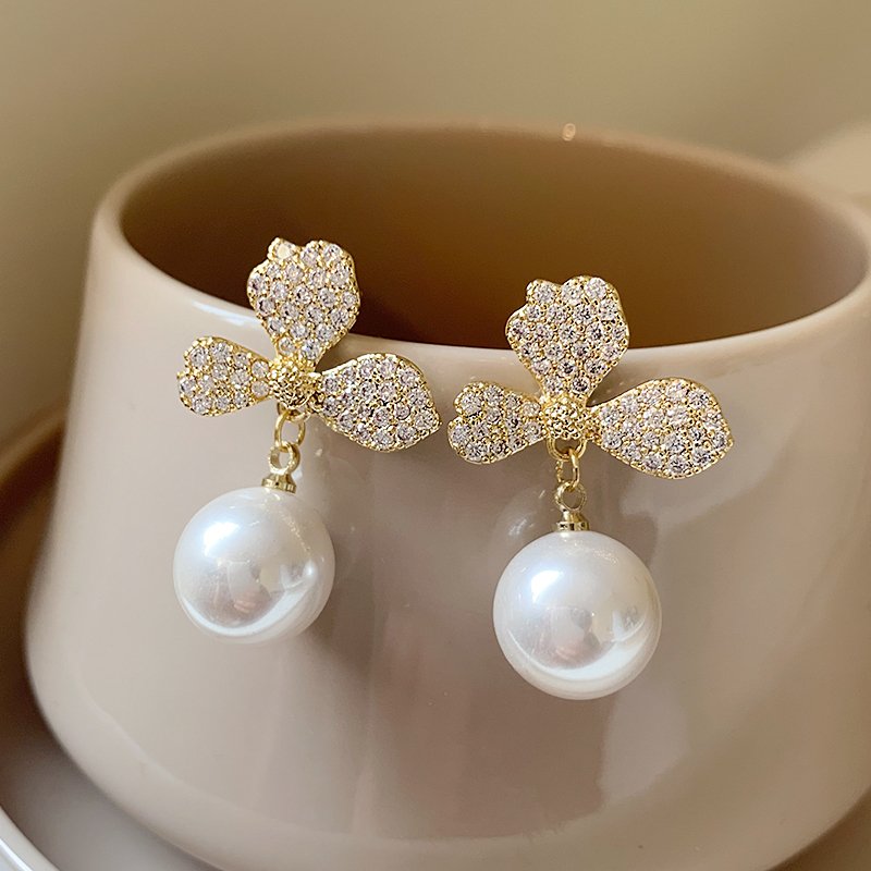 Flower pearl earrings for women, light luxury and high-end earrings, 2024 new popular summer earrings, niche and unique earrings