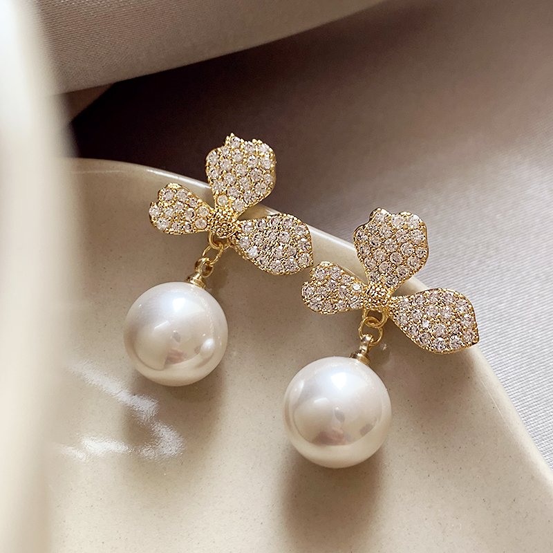 Flower pearl earrings for women, light luxury and high-end earrings, 2024 new popular summer earrings, niche and unique earrings