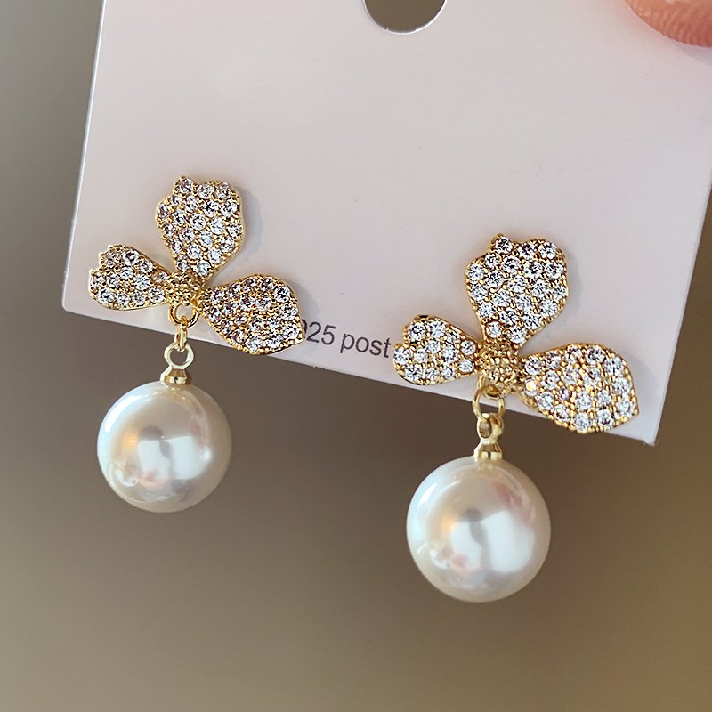 Flower pearl earrings for women, light luxury and high-end earrings, 2024 new popular summer earrings, niche and unique earrings