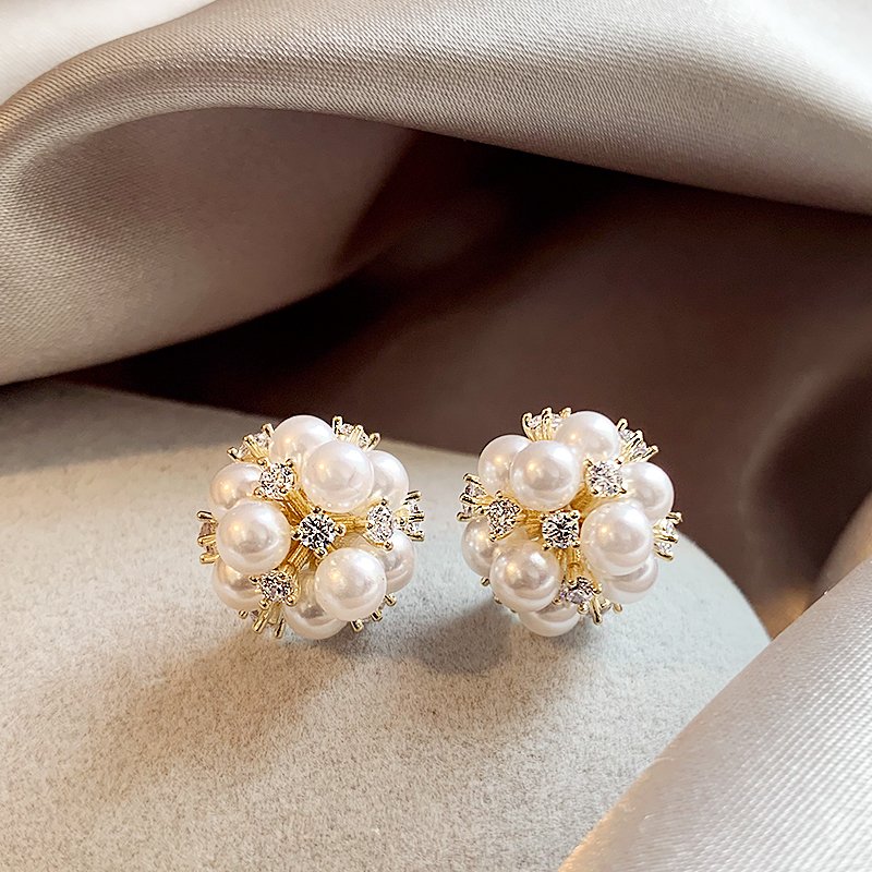 Flower pearl earrings, women's light luxury temperament earrings, 2024 new popular high-end fashion, niche unique earrings