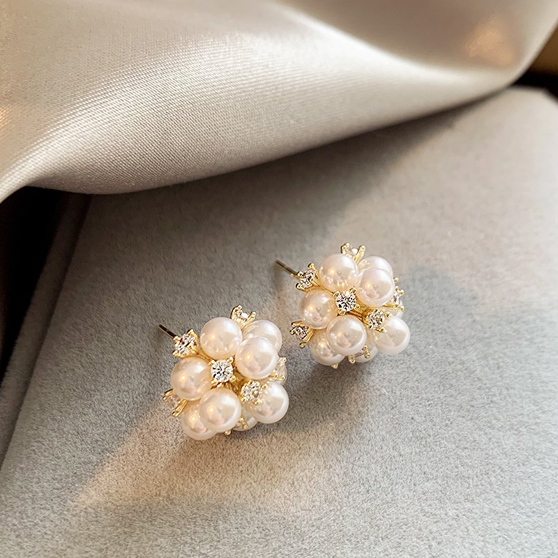 Flower pearl earrings, women's light luxury temperament earrings, 2024 new popular high-end fashion, niche unique earrings