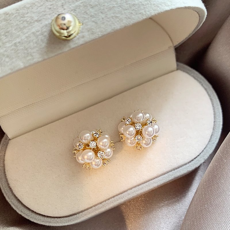 Flower pearl earrings, women's light luxury temperament earrings, 2024 new popular high-end fashion, niche unique earrings