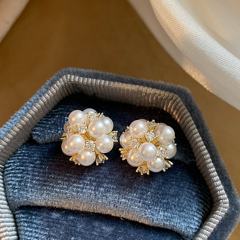 Flower pearl earrings, women's light luxury temperament earrings, 2024 new popular high-end fashion, niche unique earrings