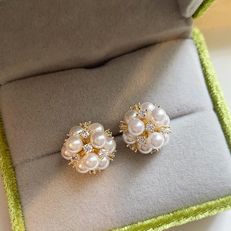 Flower pearl earrings, women's light luxury temperament earrings, 2024 new popular high-end fashion, niche unique earrings