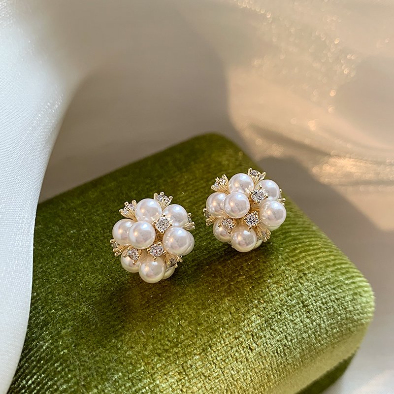 Flower pearl earrings, women's light luxury temperament earrings, 2024 new popular high-end fashion, niche unique earrings