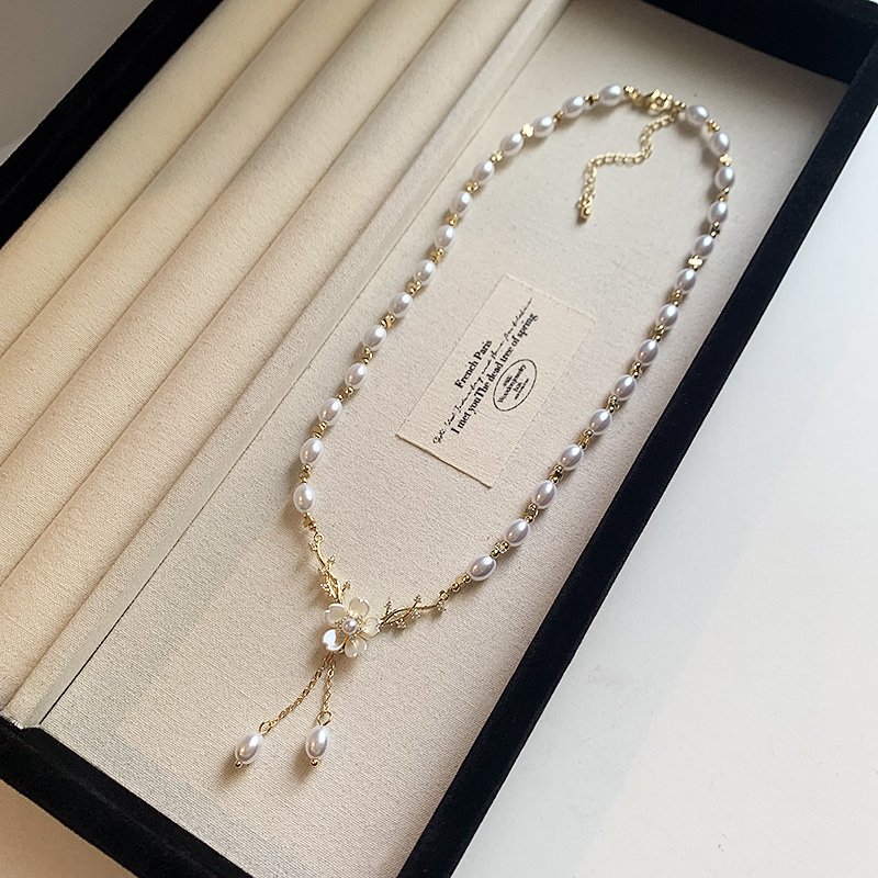 Flower pearl pendant necklace, women's light luxury niche collarbone chain, 2024 new popular high-end necklace accessory