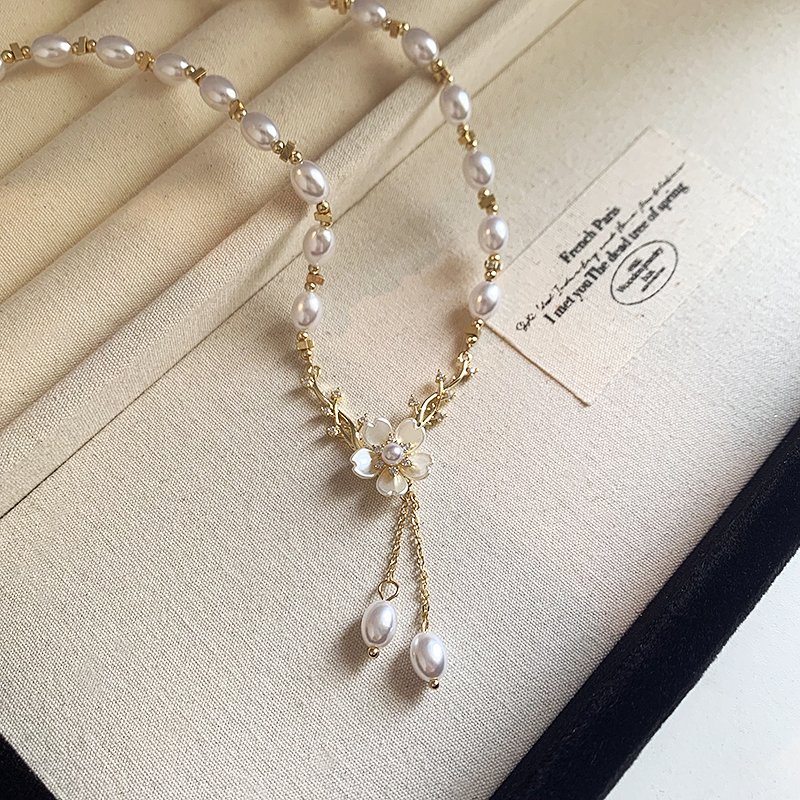 Flower pearl pendant necklace, women's light luxury niche collarbone chain, 2024 new popular high-end necklace accessory