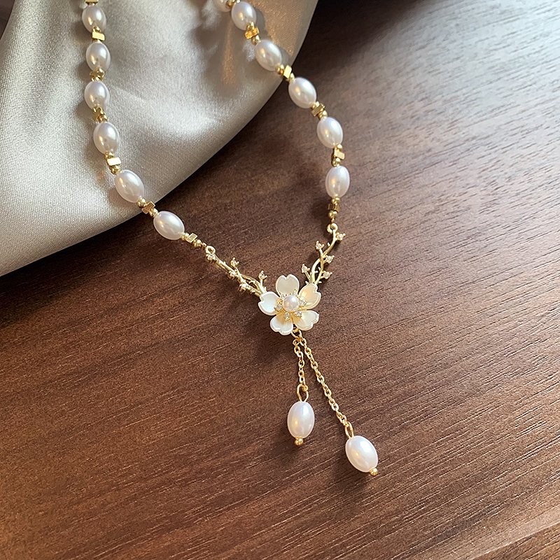 Flower pearl pendant necklace, women's light luxury niche collarbone chain, 2024 new popular high-end necklace accessory