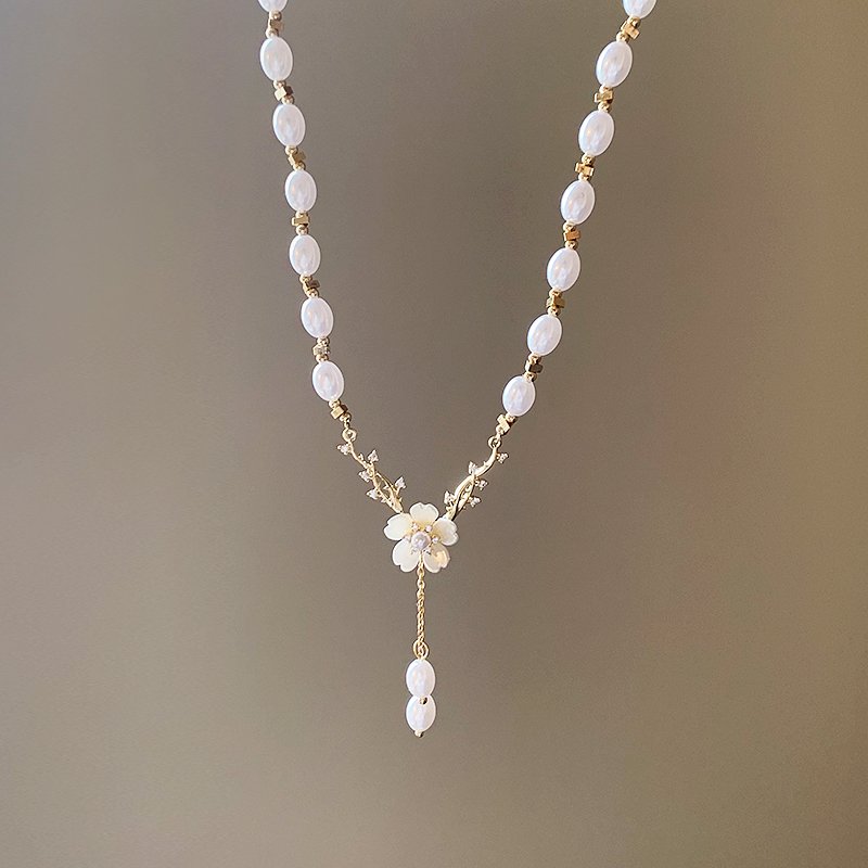 Flower pearl pendant necklace, women's light luxury niche collarbone chain, 2024 new popular high-end necklace accessory