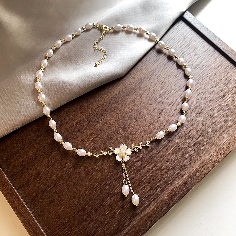 Flower pearl pendant necklace, women's light luxury niche collarbone chain, 2024 new popular high-end necklace accessory