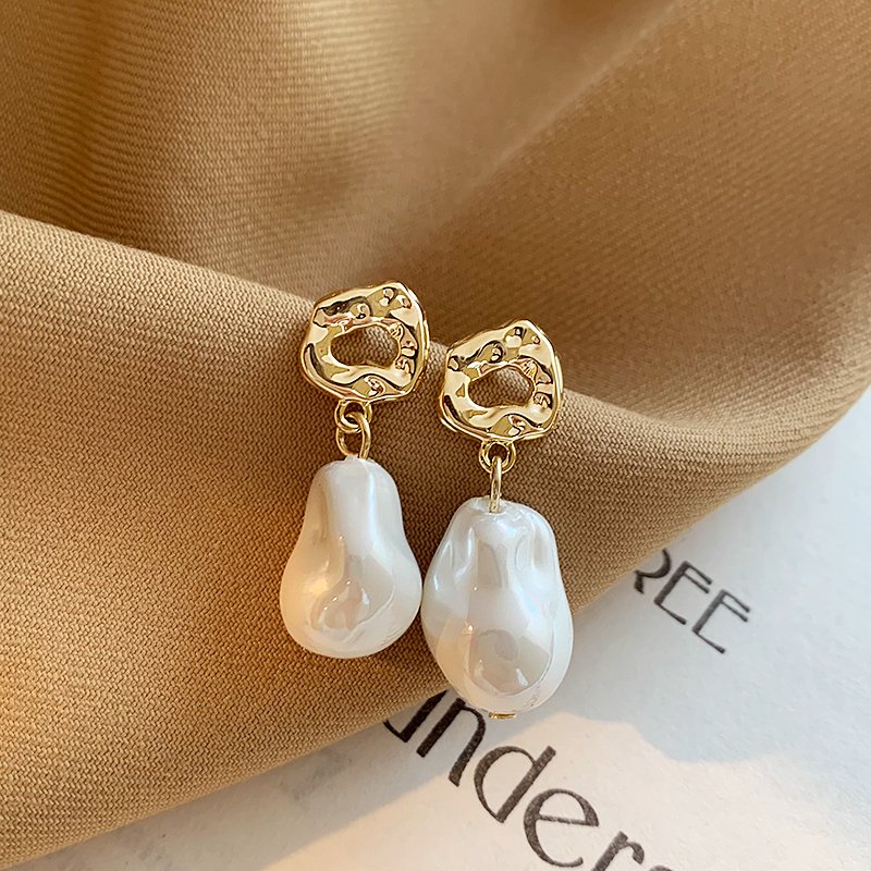 French Baroque Imitation Pearl Earrings for Women 2024 New Popular Style High end Fashion Earrings Light Luxury Charm Earrings