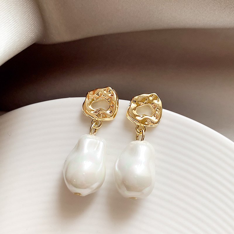 French Baroque Imitation Pearl Earrings for Women 2024 New Popular Style High end Fashion Earrings Light Luxury Charm Earrings