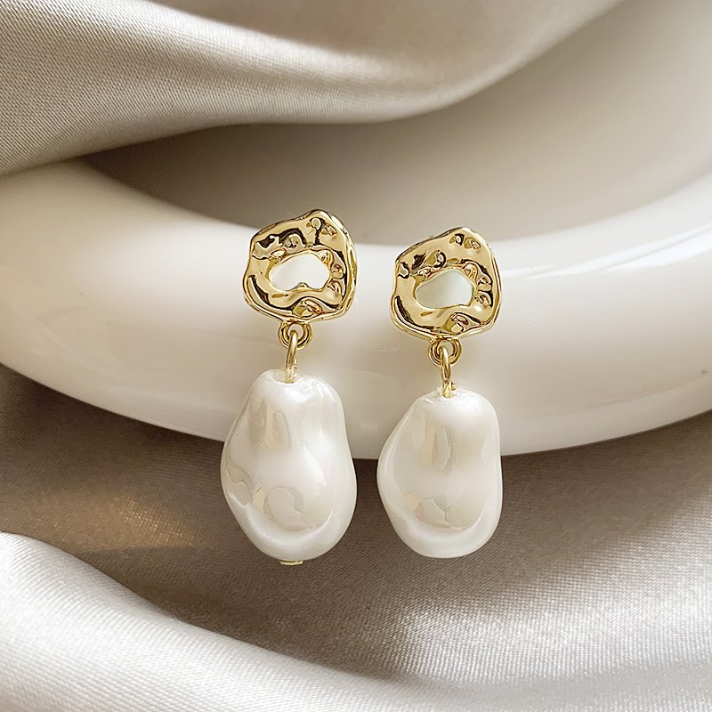 French Baroque Imitation Pearl Earrings for Women 2024 New Popular Style High end Fashion Earrings Light Luxury Charm Earrings