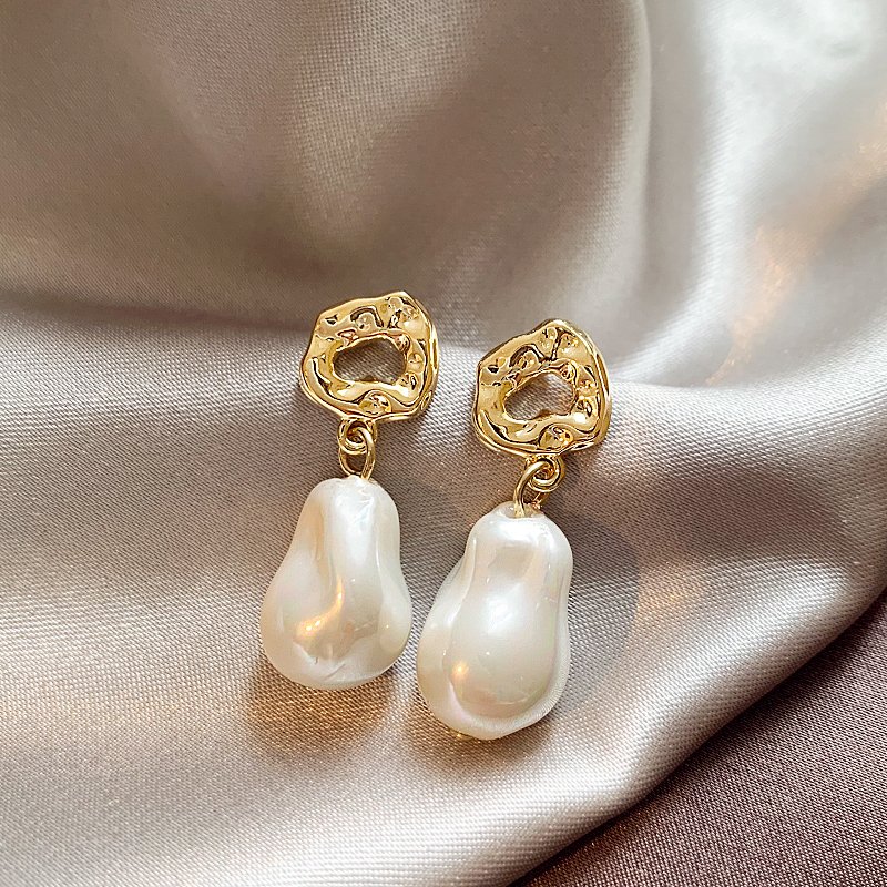 French Baroque Imitation Pearl Earrings for Women 2024 New Popular Style High end Fashion Earrings Light Luxury Charm Earrings