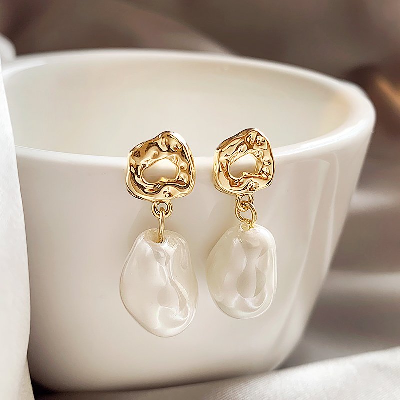 French Baroque Imitation Pearl Earrings for Women 2024 New Popular Style High end Fashion Earrings Light Luxury Charm Earrings