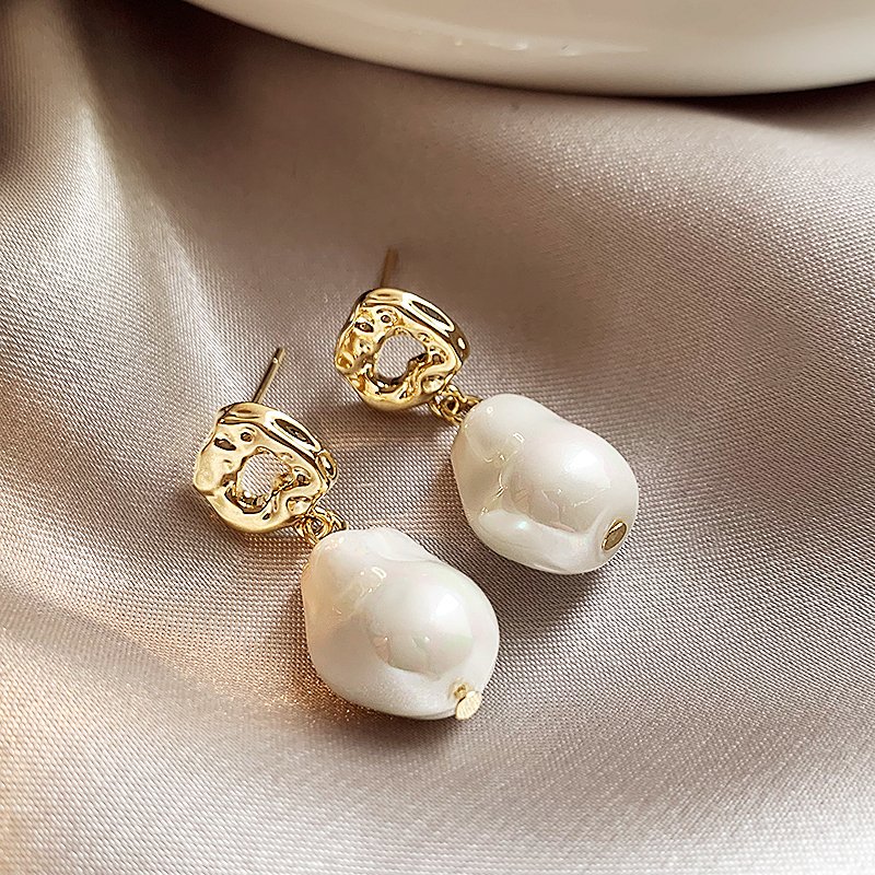 French Baroque Imitation Pearl Earrings for Women 2024 New Popular Style High end Fashion Earrings Light Luxury Charm Earrings