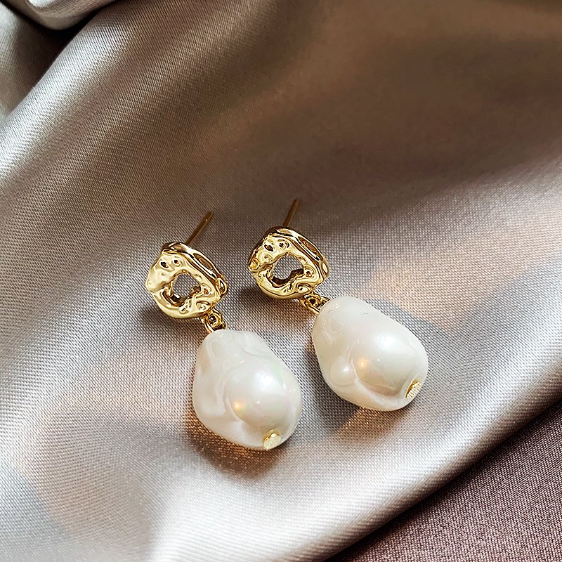 French Baroque Imitation Pearl Earrings for Women 2024 New Popular Style High end Fashion Earrings Light Luxury Charm Earrings