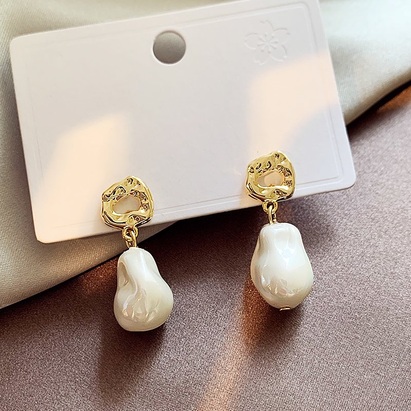 French Baroque Imitation Pearl Earrings for Women 2024 New Popular Style High end Fashion Earrings Light Luxury Charm Earrings