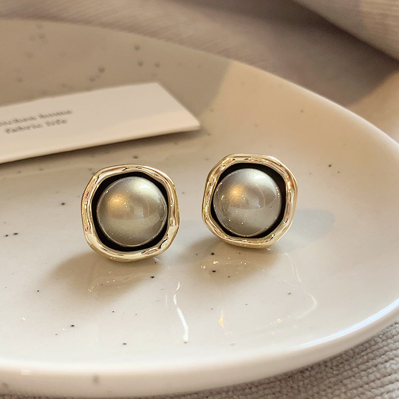 French grey pearl earrings for women, with a luxurious and high-end temperament. 925 pure silver stud post, niche and unique retro earrings