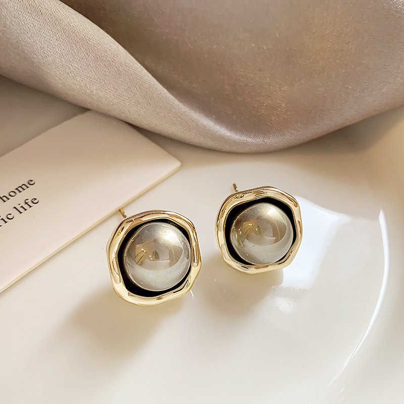 French grey pearl earrings for women, with a luxurious and high-end temperament. 925 pure silver stud post, niche and unique retro earrings