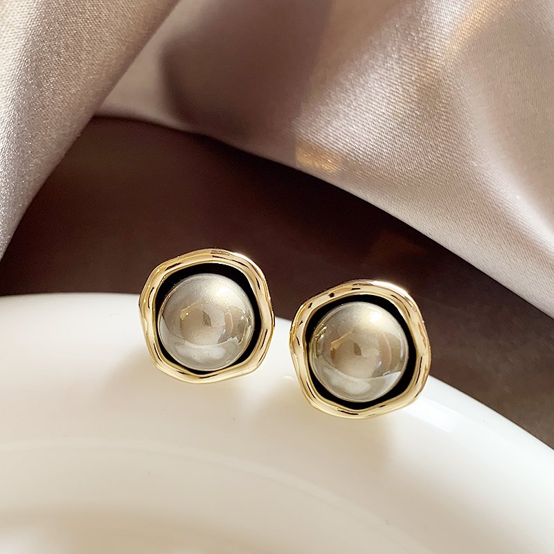 French grey pearl earrings for women, with a luxurious and high-end temperament. 925 pure silver stud post, niche and unique retro earrings