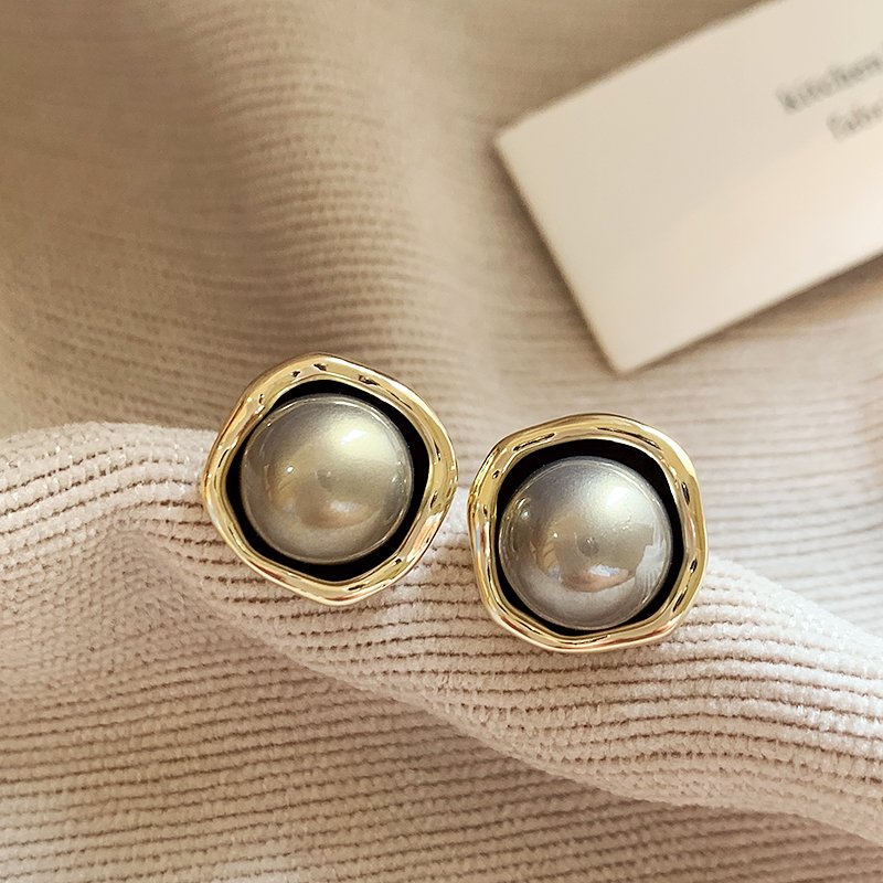 French grey pearl earrings for women, with a luxurious and high-end temperament. 925 pure silver stud post, niche and unique retro earrings