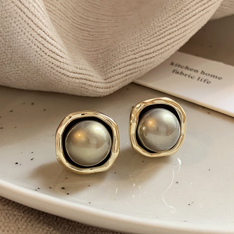 French grey pearl earrings for women, with a luxurious and high-end temperament. 925 pure silver stud post, niche and unique retro earrings