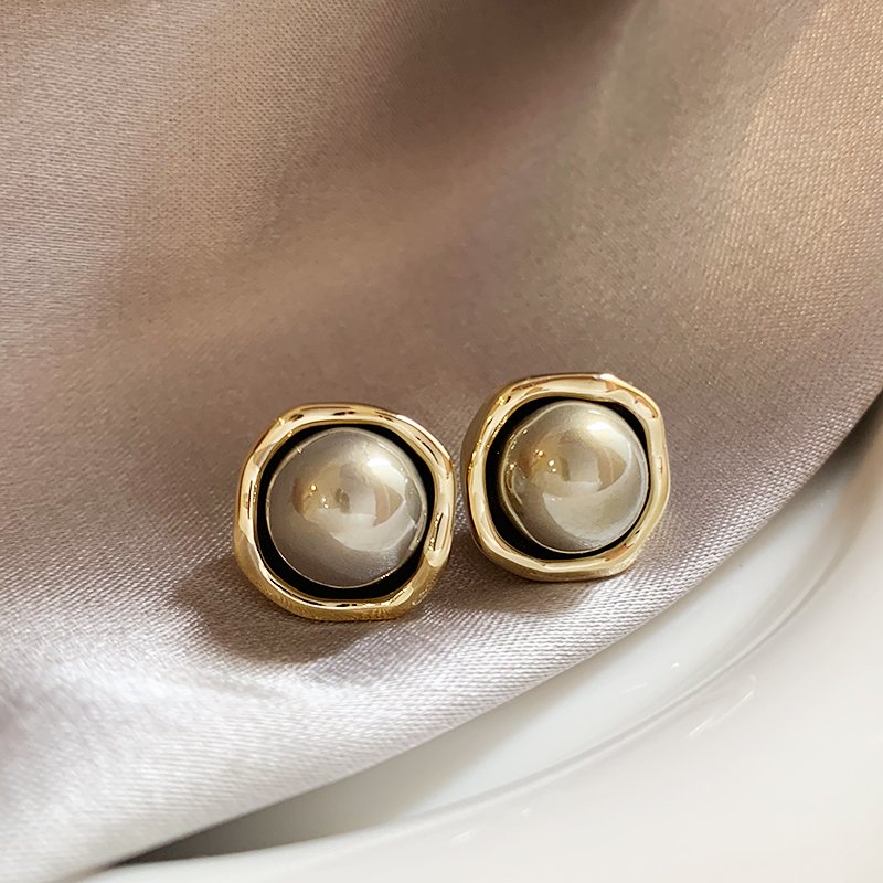 French grey pearl earrings for women, with a luxurious and high-end temperament. 925 pure silver stud post, niche and unique retro earrings