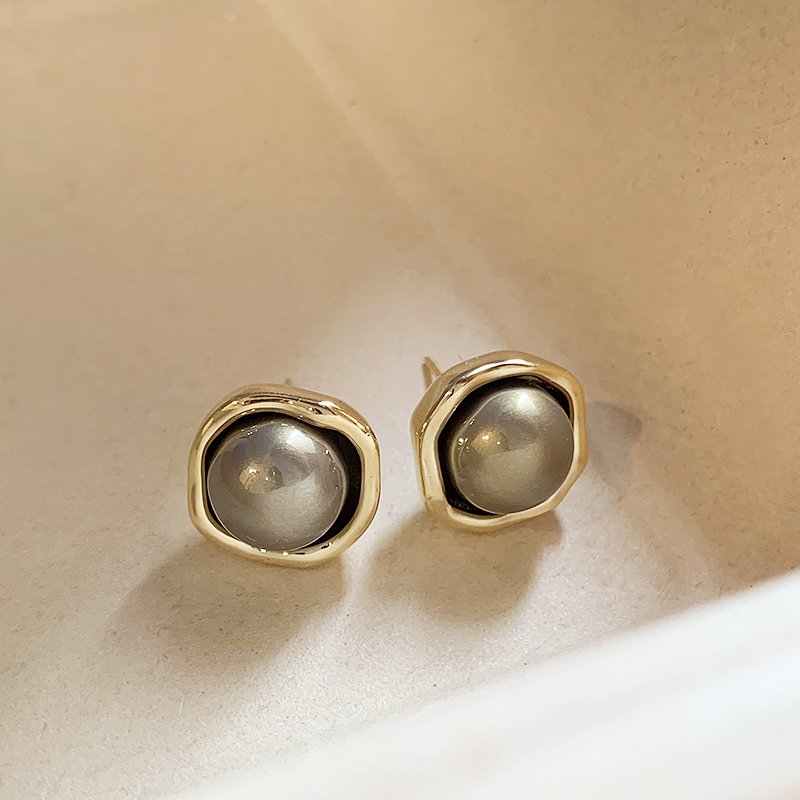 French grey pearl earrings for women, with a luxurious and high-end temperament. 925 pure silver stud post, niche and unique retro earrings