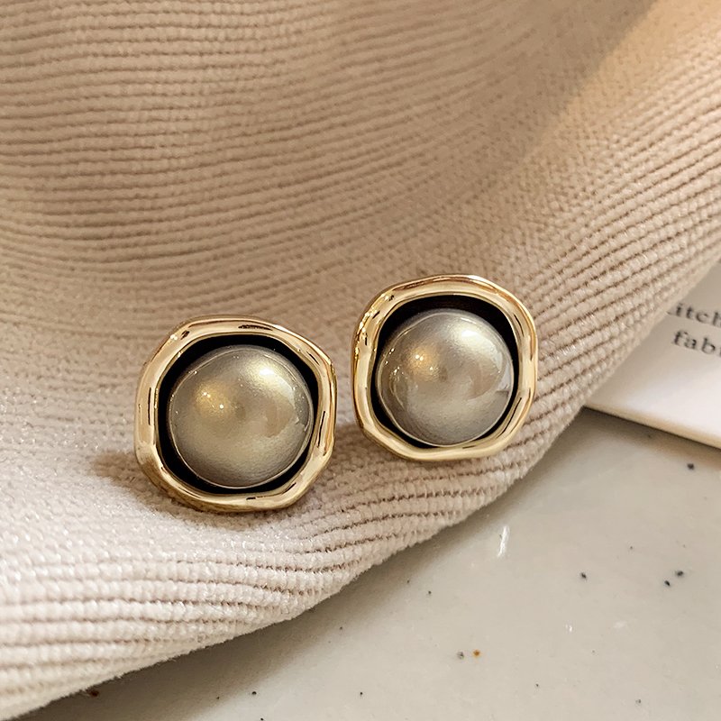 French grey pearl earrings for women, with a luxurious and high-end temperament. 925 pure silver stud post, niche and unique retro earrings