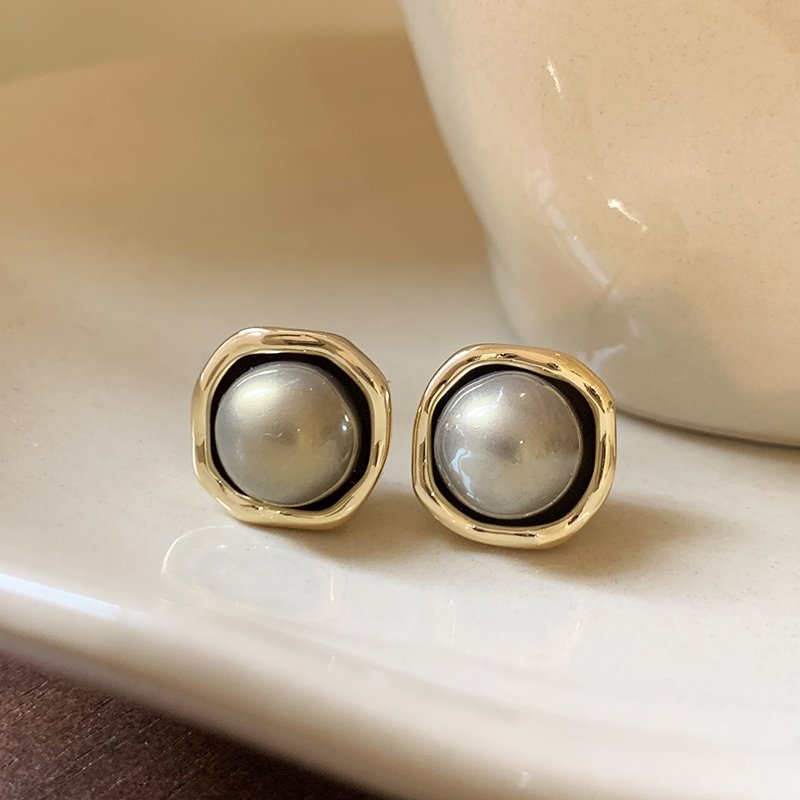 French grey pearl earrings for women, with a luxurious and high-end temperament. 925 pure silver stud post, niche and unique retro earrings