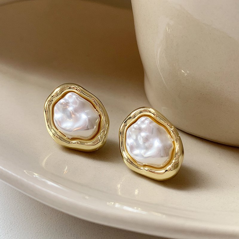 French irregular Baroque pearl earrings for women, light luxury and high-end earrings, 2024 new explosive unique earrings