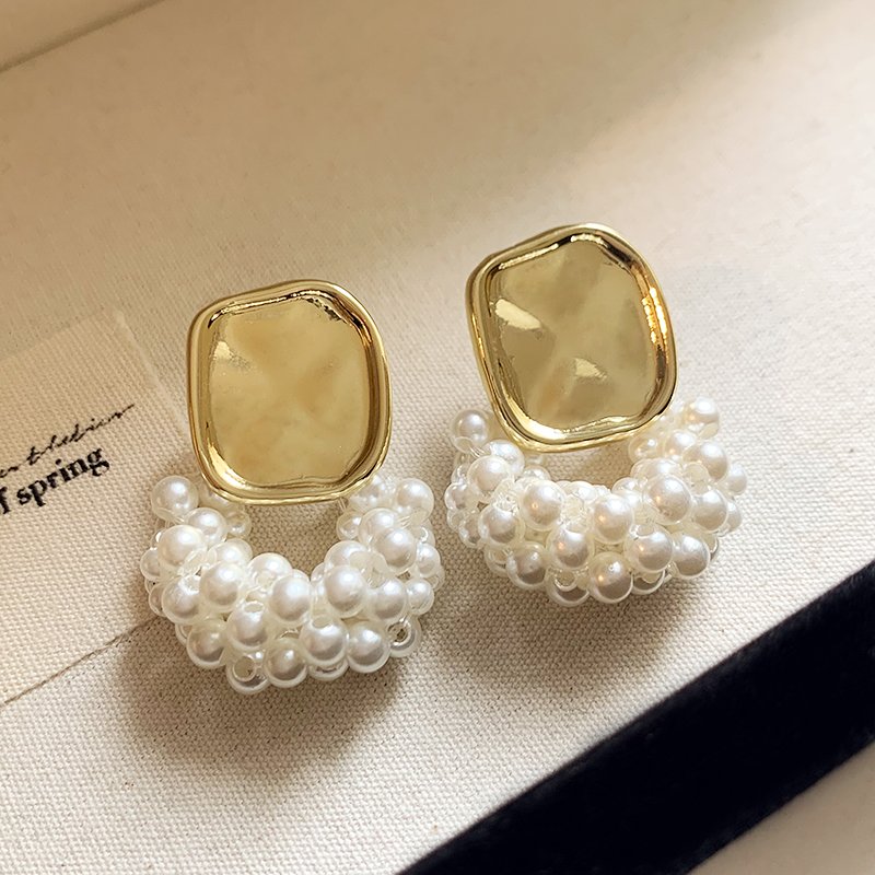 French pearl earrings for women 2024 new popular high-end earrings light luxury niche unique ear accessories