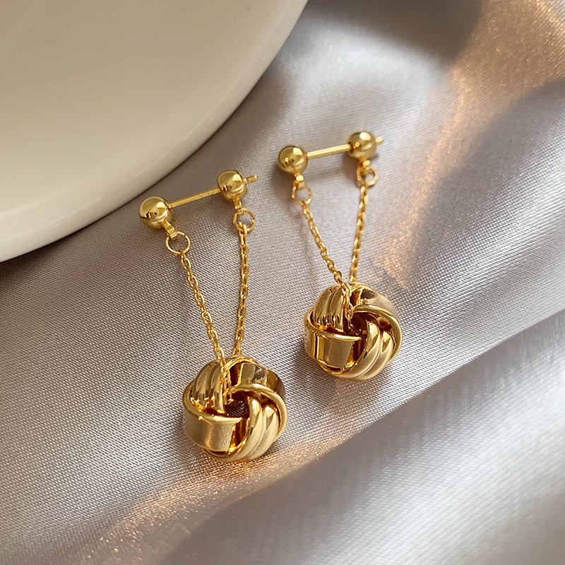 French retro gold tassel earrings for women, light luxury and high-end earrings, 2024 new popular style, unique temperament earrings