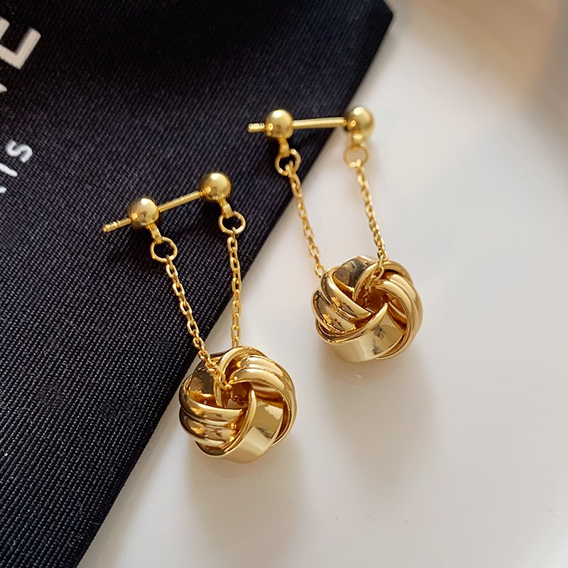 French retro gold tassel earrings for women, light luxury and high-end earrings, 2024 new popular style, unique temperament earrings