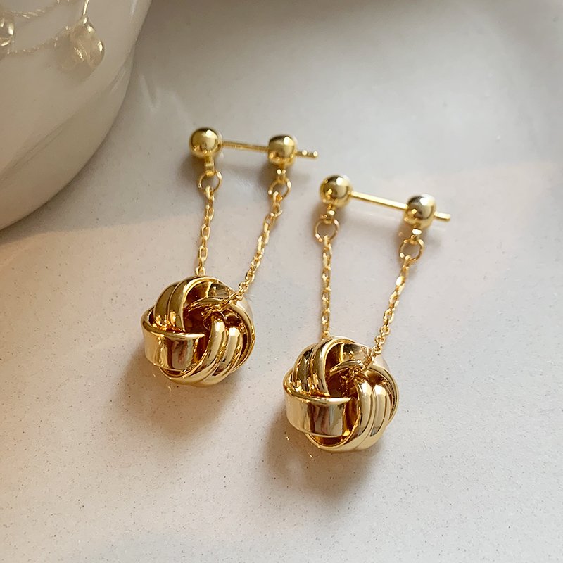 French retro gold tassel earrings for women, light luxury and high-end earrings, 2024 new popular style, unique temperament earrings