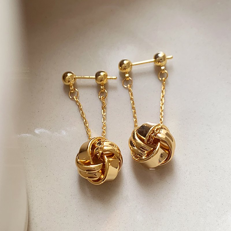 French retro gold tassel earrings for women, light luxury and high-end earrings, 2024 new popular style, unique temperament earrings