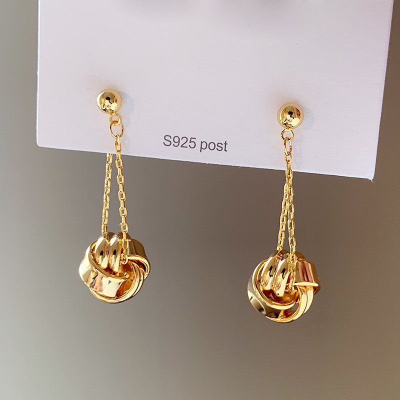 French retro gold tassel earrings for women, light luxury and high-end earrings, 2024 new popular style, unique temperament earrings