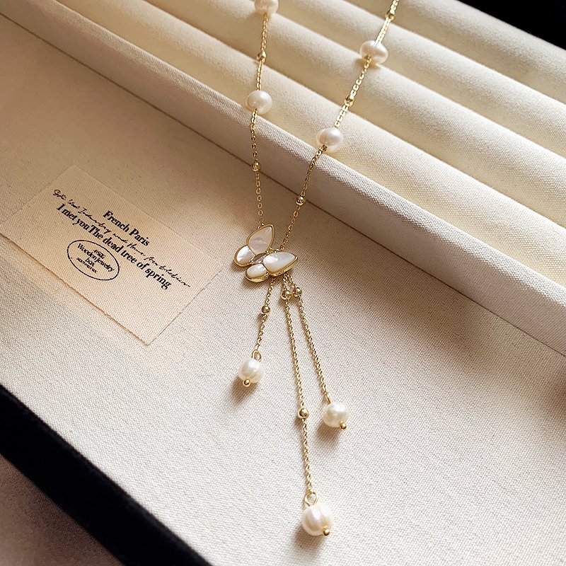 Freshwater pearl butterfly necklace for women, light luxury, niche collarbone chain, 2024 new popular high-end necklace accessory