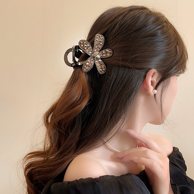 Full Diamond Flower Catching Clip on the Back of Women's Head 2024 New Shark Catching Headpiece with High Grade Sensation Clip Disc Hair Artifact