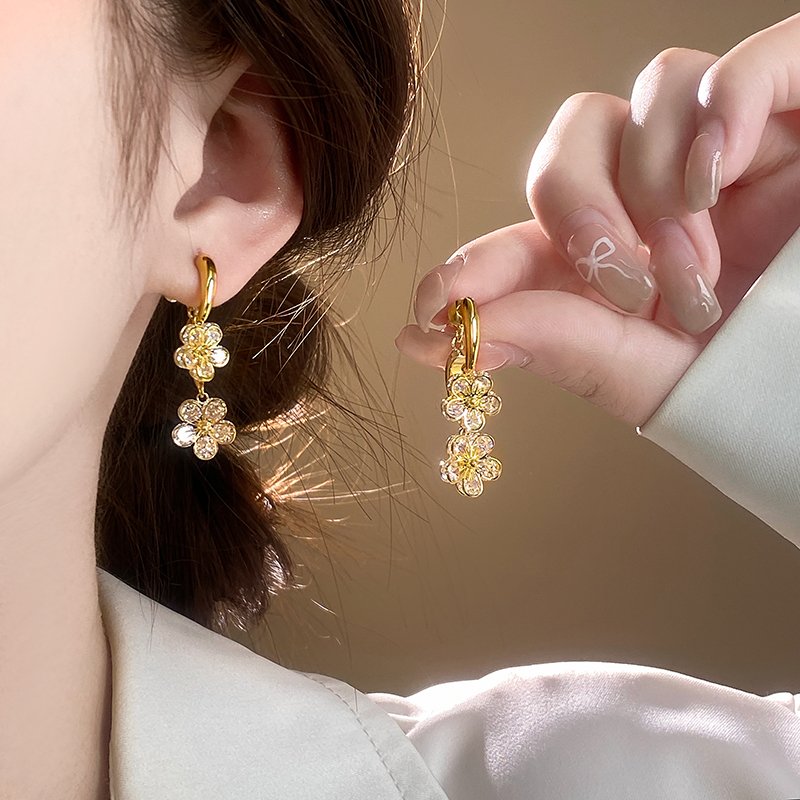 Gold flower earrings, niche and unique earrings, women's 2024 new popular light luxury high-end ear accessories