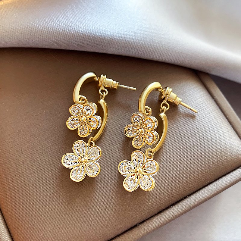 Gold flower earrings, niche and unique earrings, women's 2024 new popular light luxury high-end ear accessories