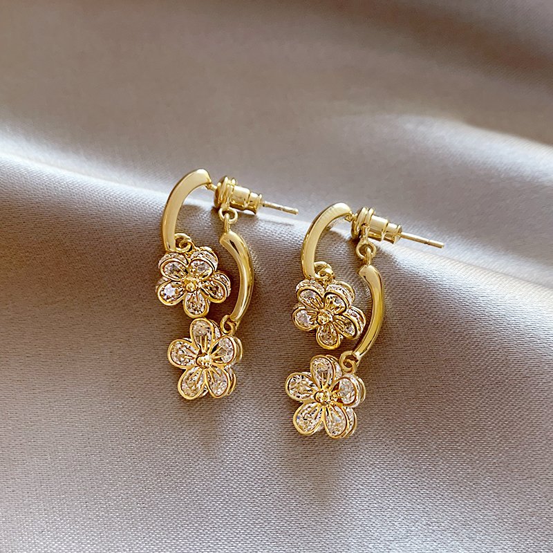 Gold flower earrings, niche and unique earrings, women's 2024 new popular light luxury high-end ear accessories