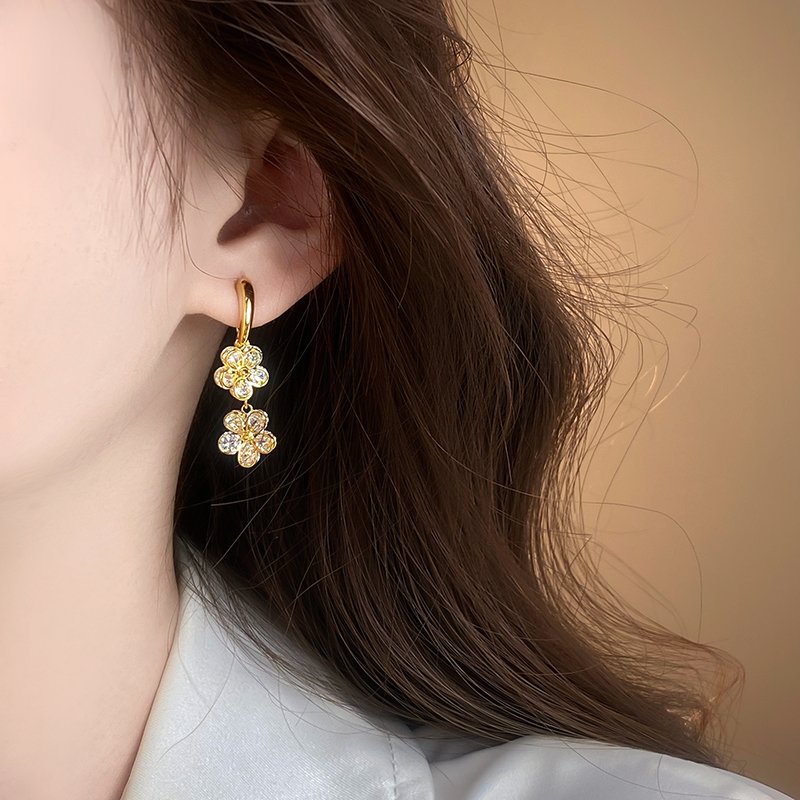 Gold flower earrings, niche and unique earrings, women's 2024 new popular light luxury high-end ear accessories