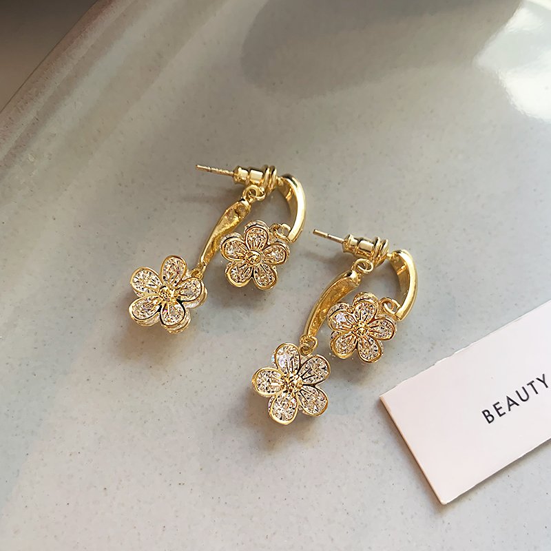 Gold flower earrings, niche and unique earrings, women's 2024 new popular light luxury high-end ear accessories